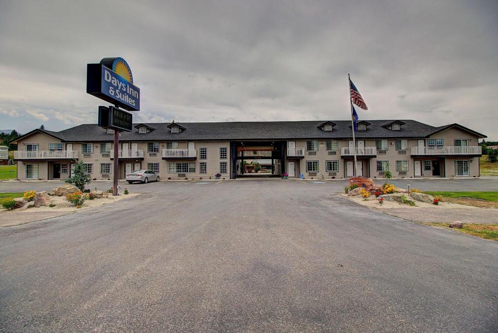 Days Inn & Suites by Wyndham Lolo - main image