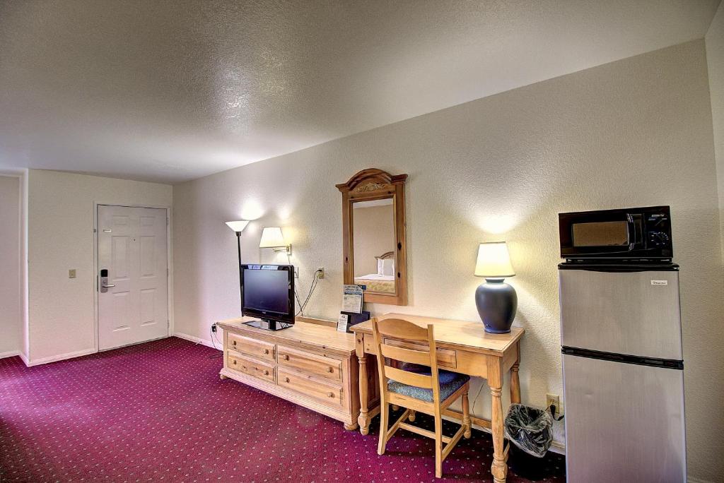 Days Inn & Suites by Wyndham Lolo - image 2