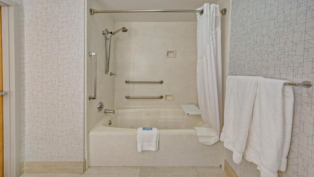 Holiday Inn Express Hotel & Suites London an IHG Hotel - image 7
