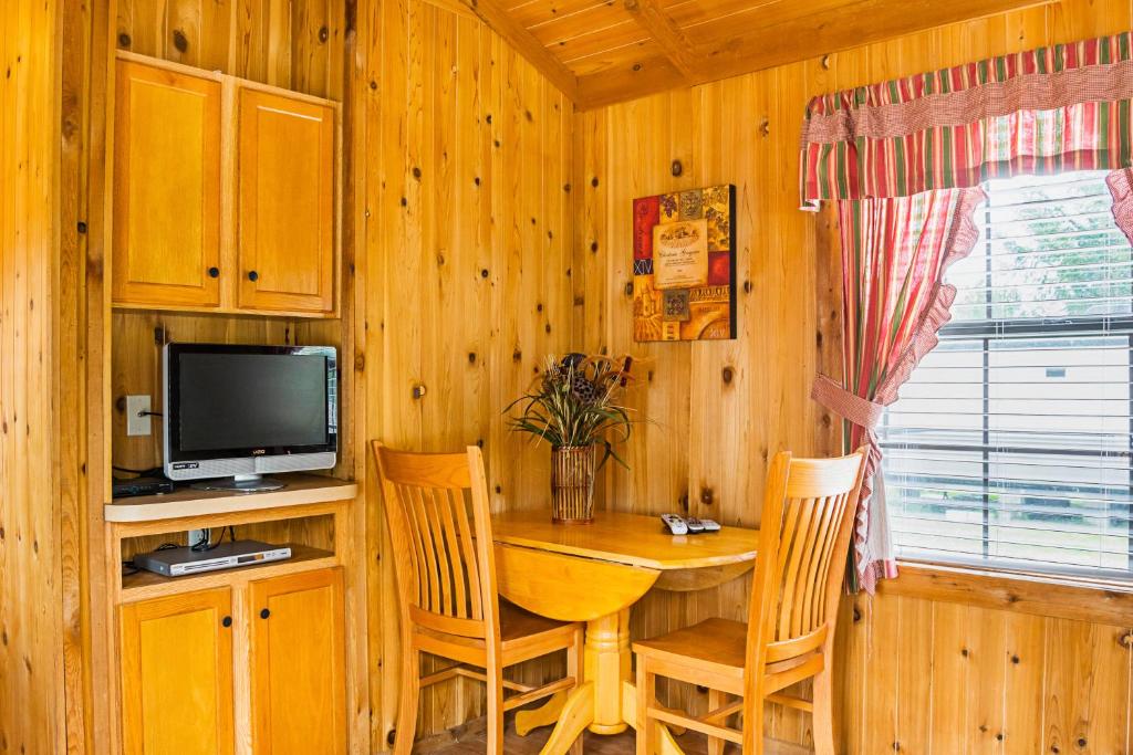 Long Beach Camping Resort Cabin 2 - image 2
