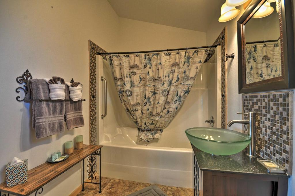 Coastal Retreat in Long Beach Walk to Attractions - image 3