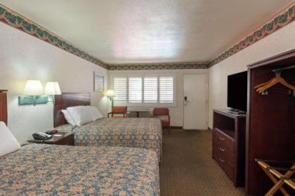 Travelodge by Wyndham Long Beach Convention Center - image 2