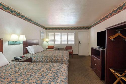 Travelodge by Wyndham Long Beach Convention Center - image 2