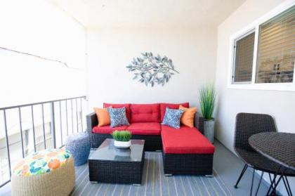 Big Balcony - Parking Spot - King Bed - Fast WiFi - image 2