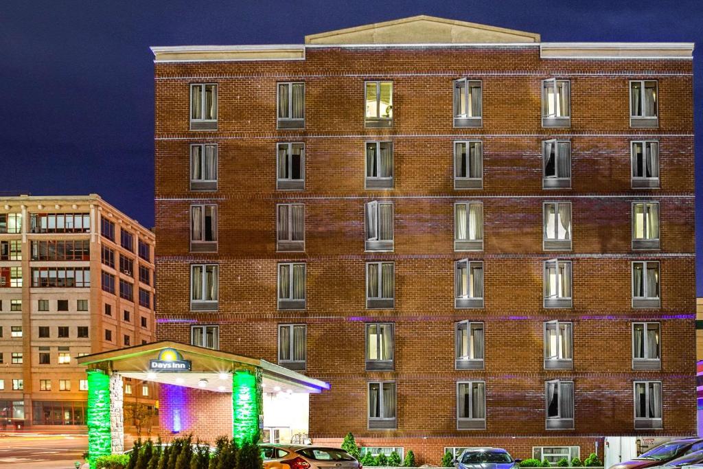 Days Inn by Wyndham Long Island City - main image