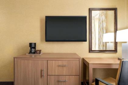Days Inn by Wyndham Long Island City - image 10
