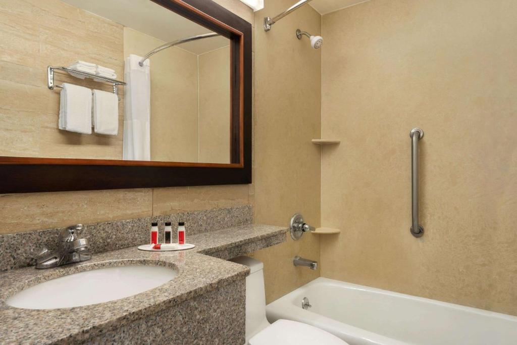Days Inn by Wyndham Long Island City - image 2