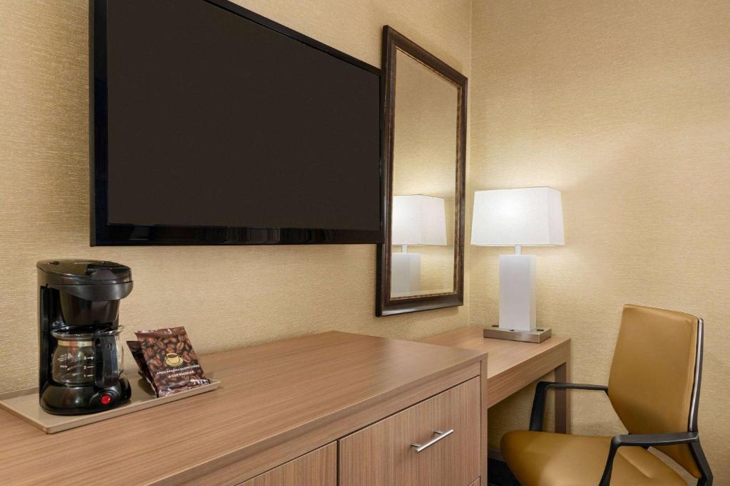 Days Inn by Wyndham Long Island City - image 3