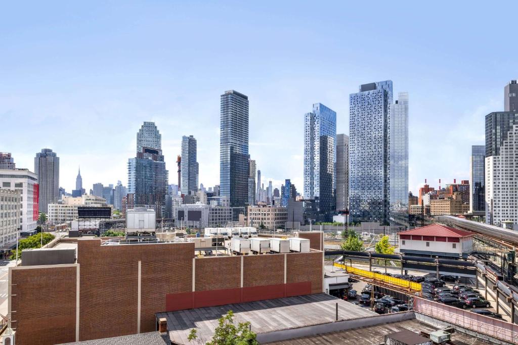 Days Inn by Wyndham Long Island City - image 4