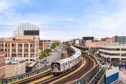 Days Inn by Wyndham Long Island City - image 9