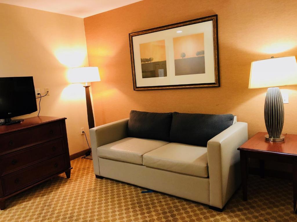Queens County Inn and Suites - image 3