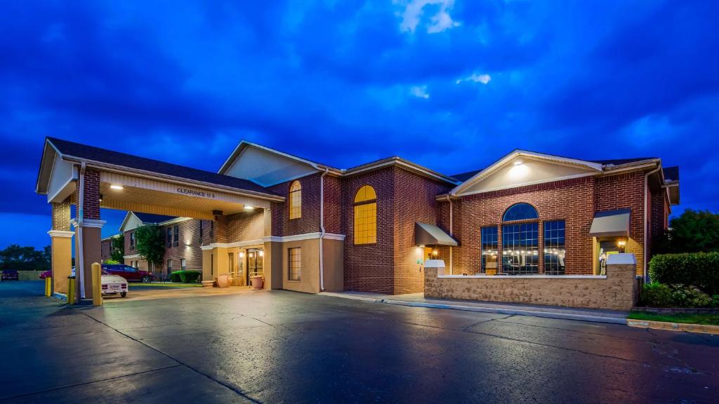 Best Western Plus Lonoke Hotel - image 3