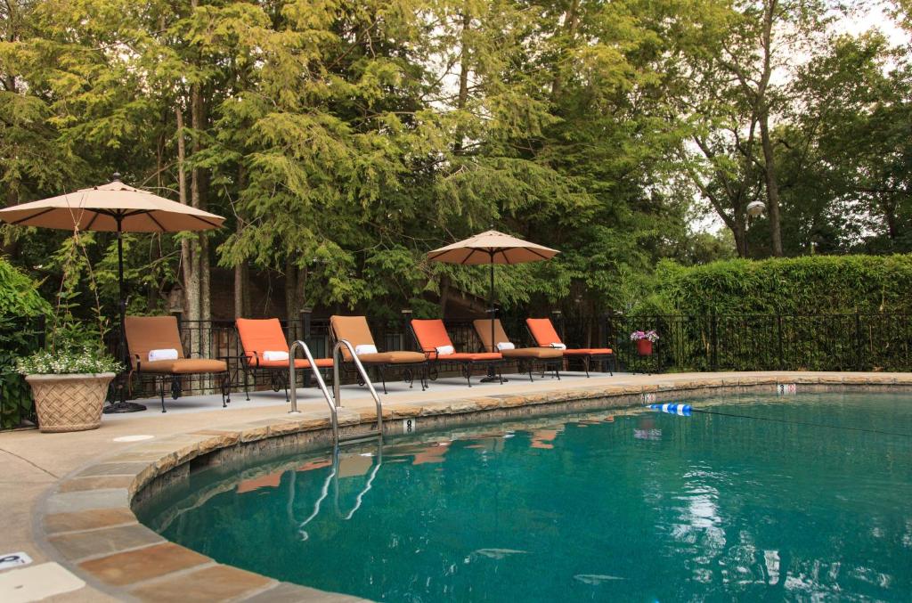 Chanticleer Inn Bed & Breakfast - image 6