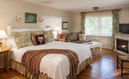 Chanticleer Inn Bed & Breakfast - image 7