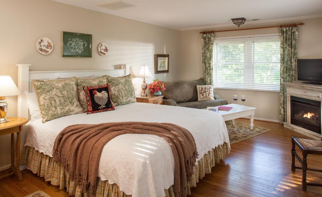 Chanticleer Inn Bed & Breakfast - image 7