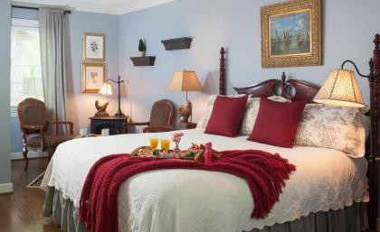 Chanticleer Inn Bed & Breakfast - image 8