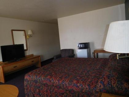 Holiday Motel - image 11