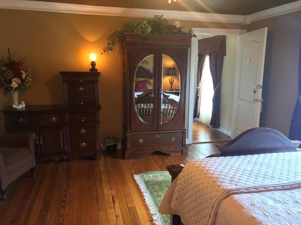 The Hill House Bed & Breakfast - image 4