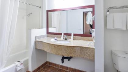 Hollywood Inn Express South - image 5