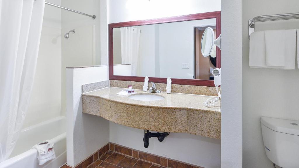Hollywood Inn Express South - image 5