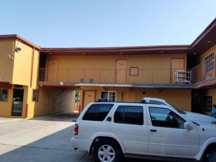 Central Inn Motel - image 3