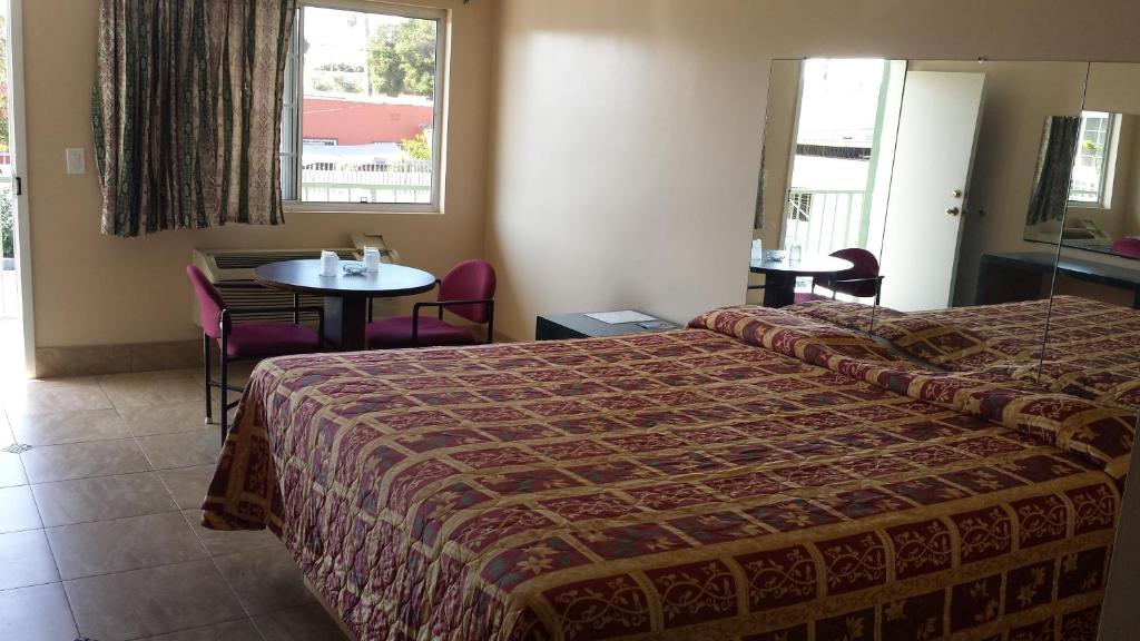 Foxy's Motor inn on Florence & Hoover St - image 2