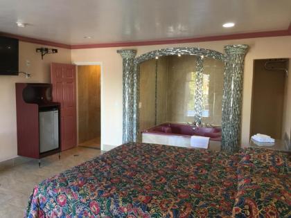 Foxy's Motor inn on Florence & Hoover St - image 5