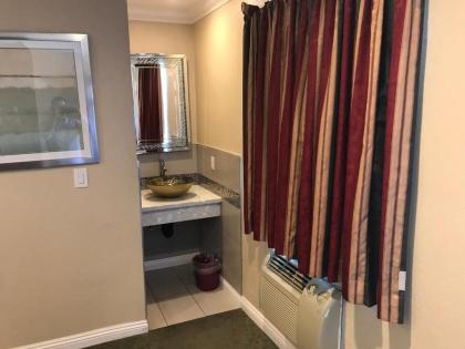 Stallion Motel - image 4