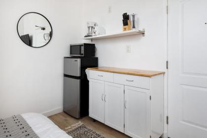 minutes to Downtown and Elegant Studio California