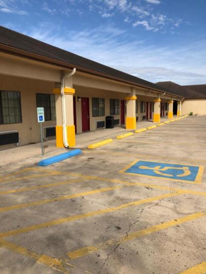 Los Fresnos Inn and Suites - image 10