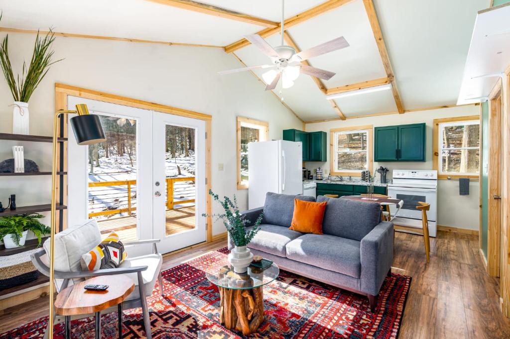 Cozy Cabin w Huge Deck FirePit Lake & Beach WiFi - main image