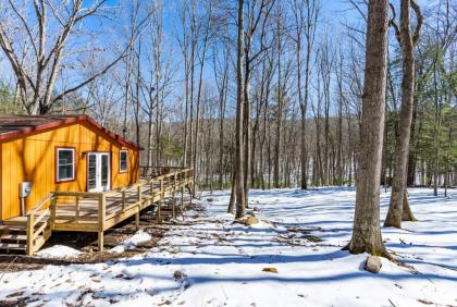 Cozy Cabin w Huge Deck FirePit Lake & Beach WiFi - image 11