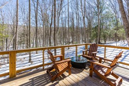 Cozy Cabin w Huge Deck FirePit Lake & Beach WiFi - image 13