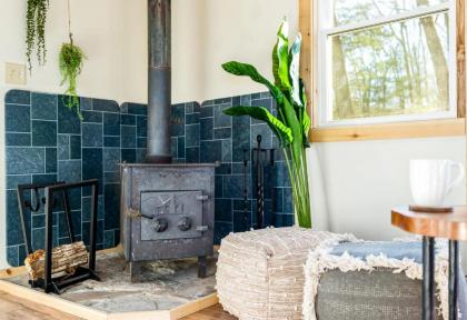 Cozy Cabin w Huge Deck FirePit Lake & Beach WiFi - image 2