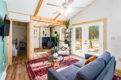 Cozy Cabin w Huge Deck FirePit Lake & Beach WiFi - image 7