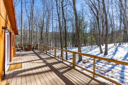 Cozy Cabin w Huge Deck FirePit Lake & Beach WiFi - image 9