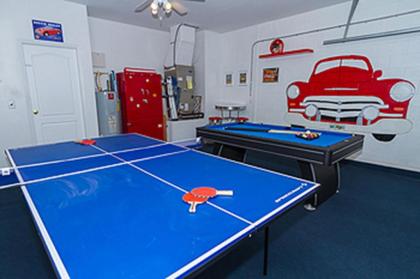 A 4 bedroom villa in Davenport with its own private pool - image 2