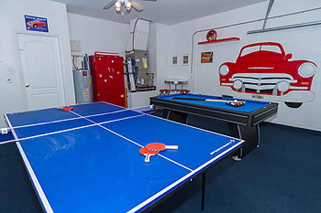 A 4 bedroom villa in Davenport with its own private pool - image 2