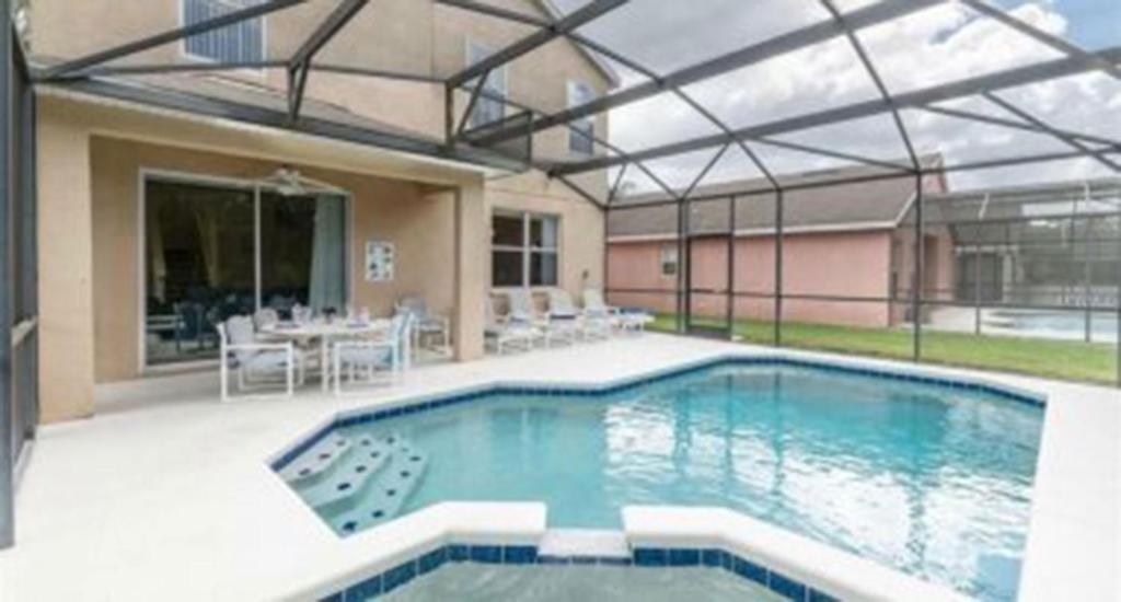 A 4 bedroom villa in Davenport with its own private pool - image 4