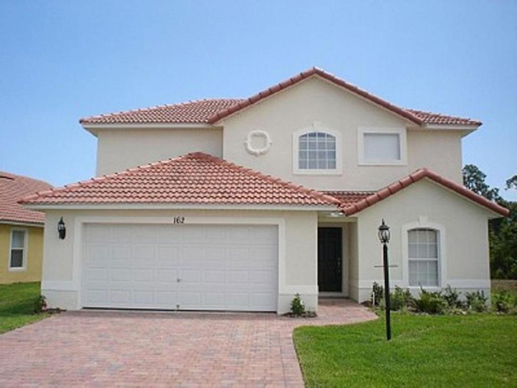 This wonderful 4 bedroom house Located on the Lake Wilson Preserve - main image