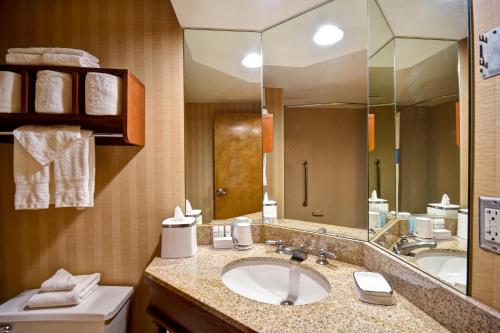 Hampton Inn Louisville Airport Fair/Expo Center - image 2