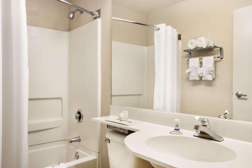 Microtel Inn By Wyndham Louisville East - image 3