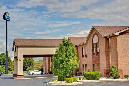Days Inn & Suites by Wyndham Louisville SW - main image