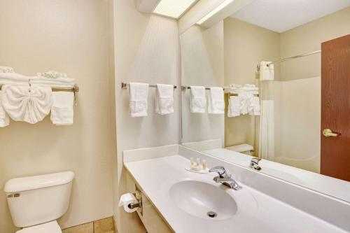 Days Inn & Suites by Wyndham Louisville SW - image 3