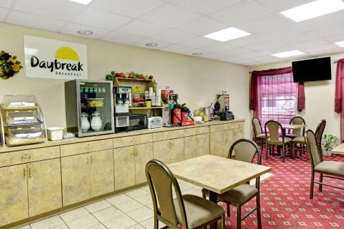 Days Inn & Suites by Wyndham Louisville SW - image 5