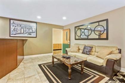Super 8 by Wyndham Louisville Airport - image 3