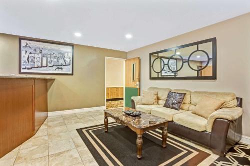 Super 8 by Wyndham Louisville Airport - image 3