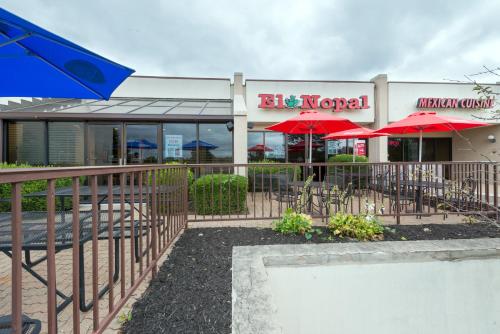 Ramada by Wyndham Louisville North - image 3