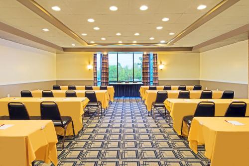 Ramada by Wyndham Louisville North - image 5