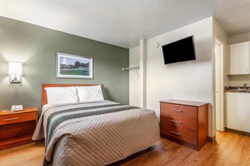 HomeTowne Studios by Red Roof Louisville - main image